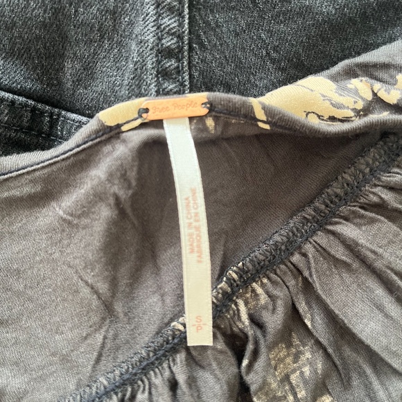 Free People Fiona Dark Grey Floral Beel Sleeve Blouse Size Small NWT - Picture 6 of 9